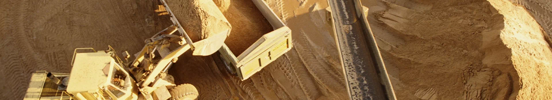 koparka wysypująca piach do przyczepy